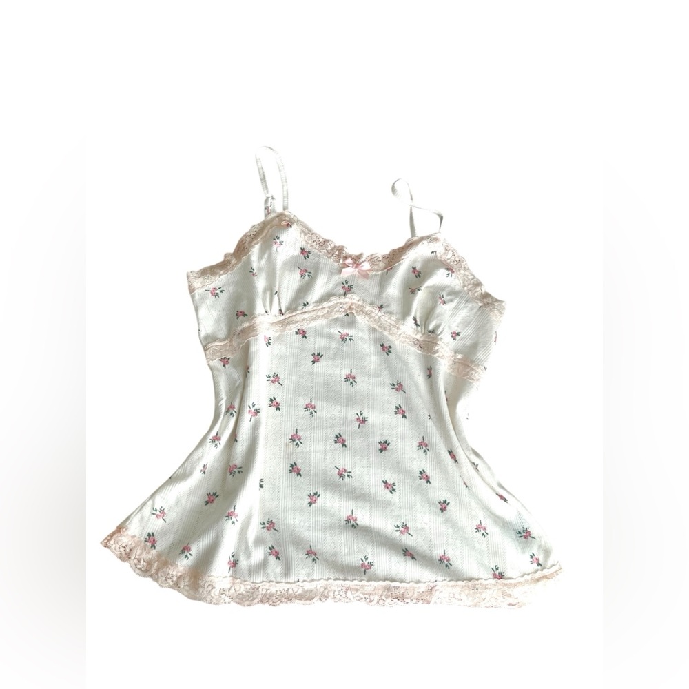 Coquette tank top with flower pattern and lace with a bow